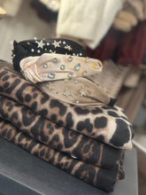 OVERSIZED LEOPARD SCARF